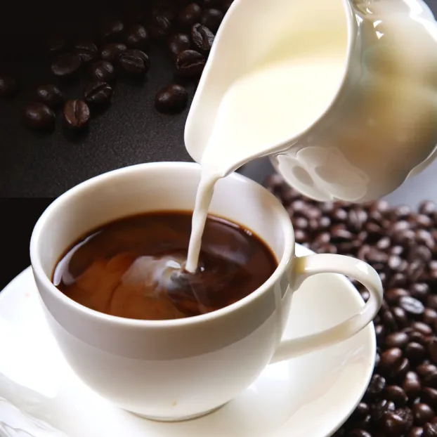ミルクを注ぐコーヒーの画像
